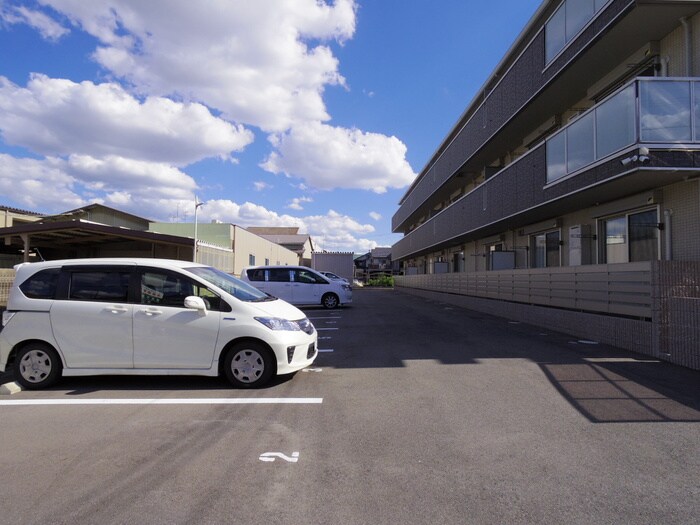物件外観写真4　(駐車場)