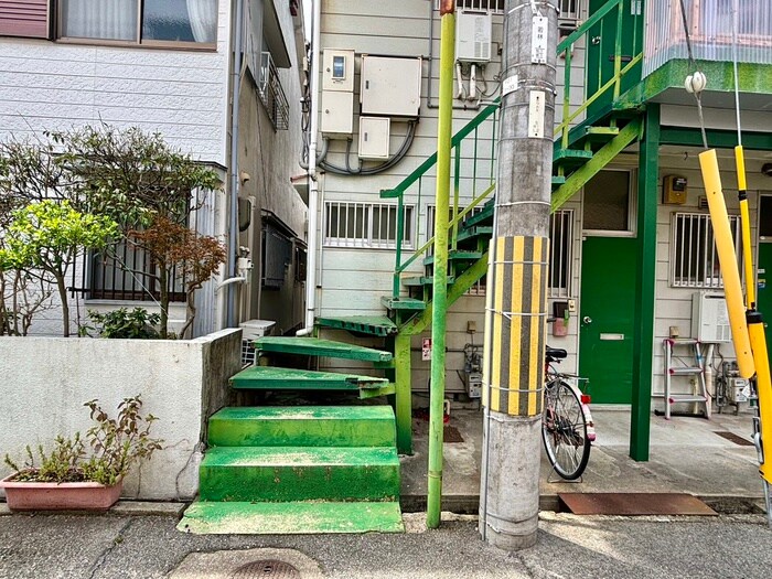 物件外観写真3　(エントランス部分)