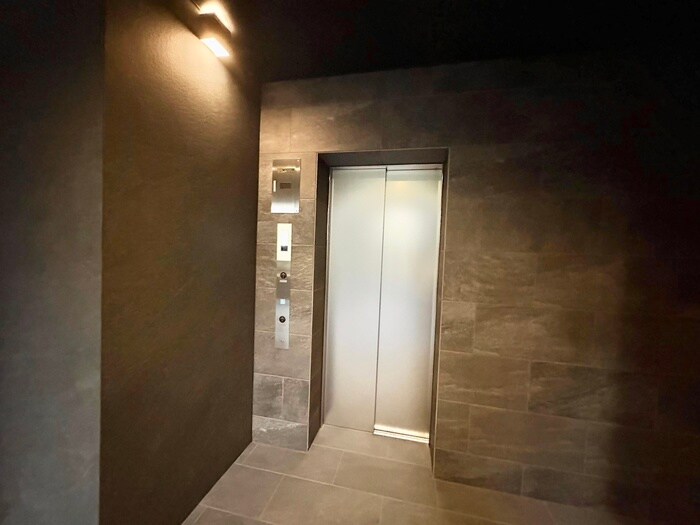 物件外観写真5　(エントランス部分)