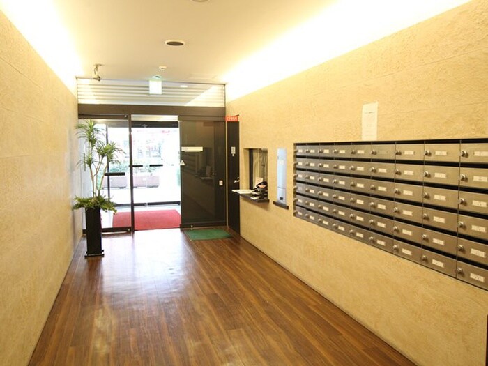 物件外観写真3　(エントランス部分)