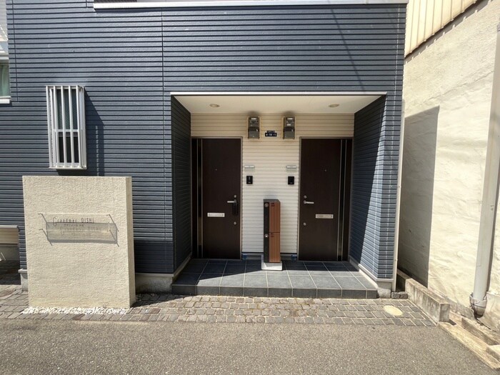 物件外観写真3　(エントランス部分)