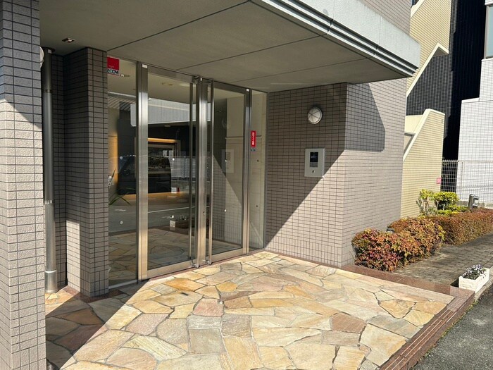 物件外観写真2　(エントランス部分)