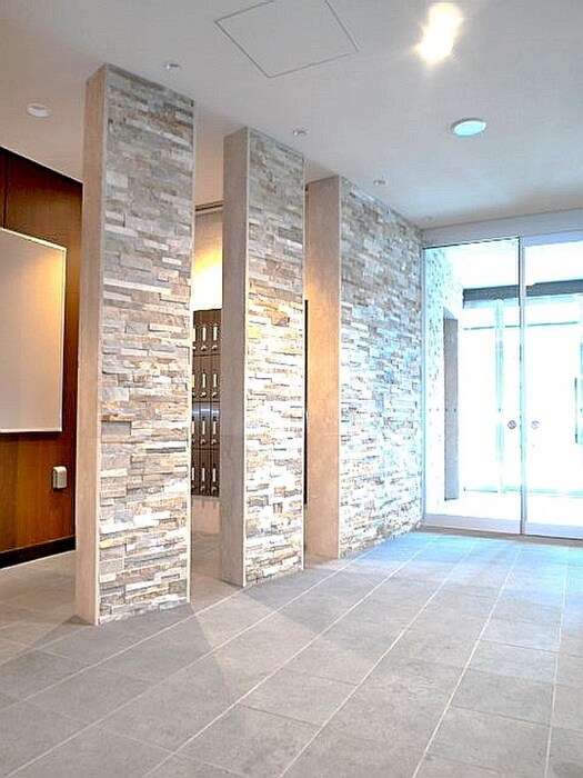 物件外観写真2　(エントランス部分)