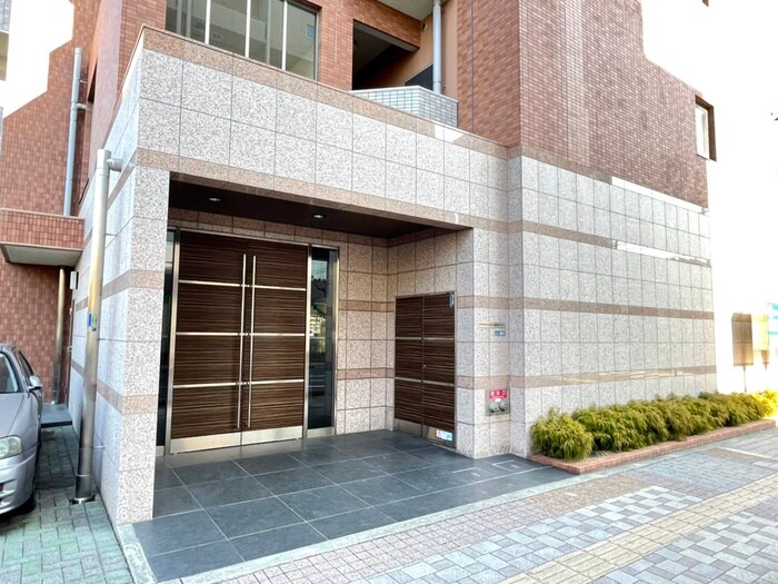 物件外観写真3　(エントランス部分)