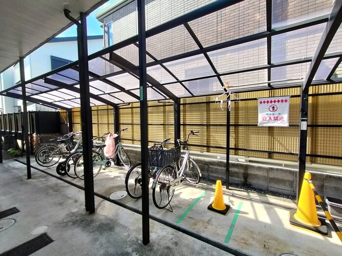 物件外観写真4　(駐輪場)