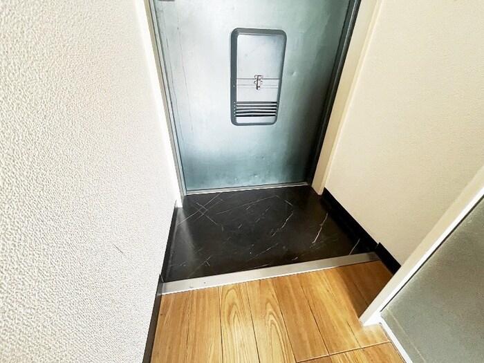 物件内観写真16　(玄関)