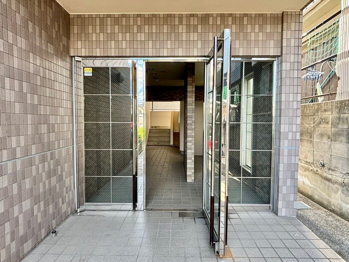 物件外観写真4　(エントランス部分)