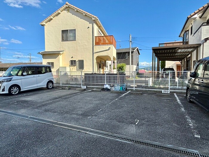 物件外観写真5　(駐車場)