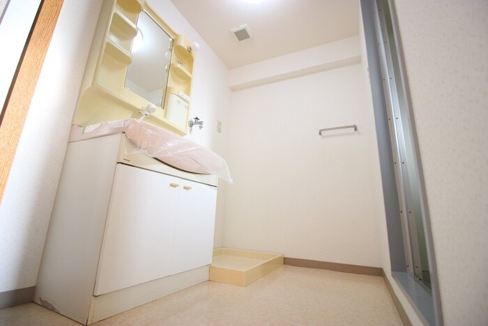 物件内観写真12　(洗濯機置場)