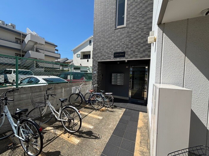 物件外観写真4　(エントランス部分)