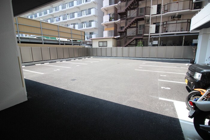 物件外観写真3　(駐車場)
