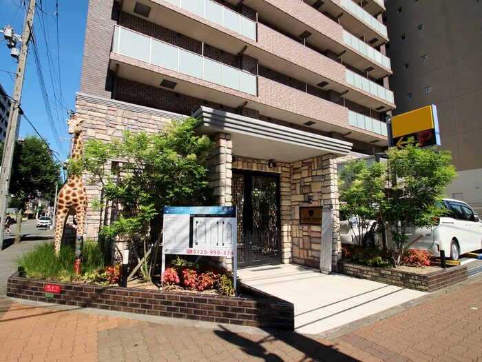 物件外観写真2　(エントランス部分)