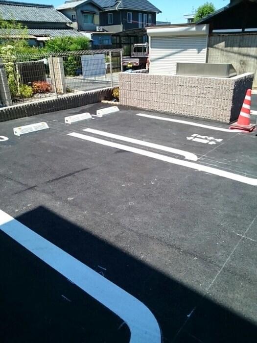 物件外観写真3　(駐車場)