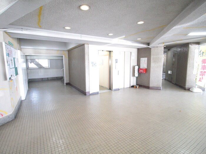 物件外観写真2　(エントランス部分)