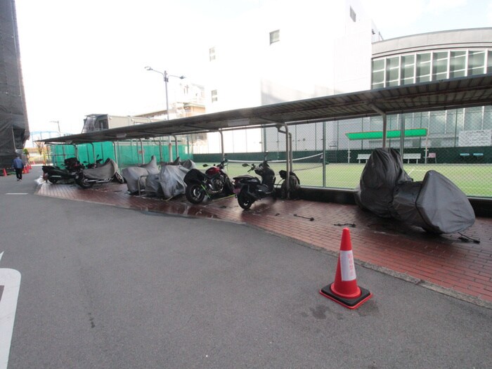 物件外観写真4　(バイク置き場)