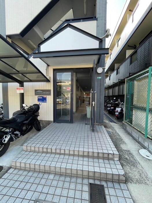 物件外観写真6　(エントランス部分)