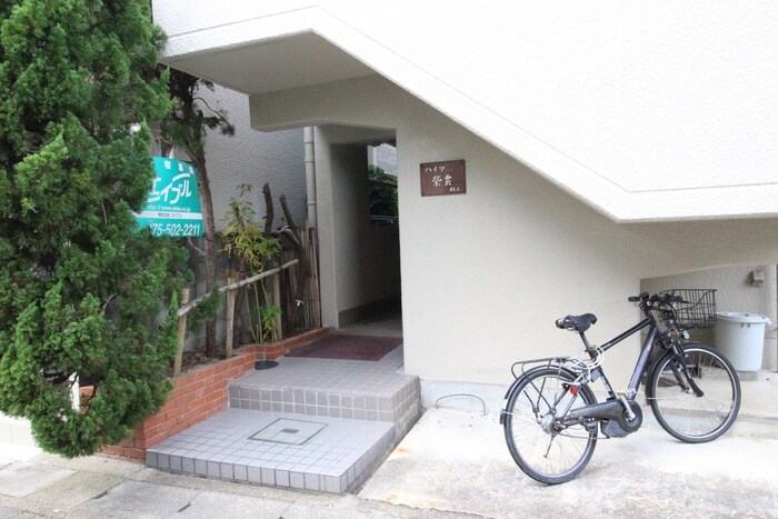 物件外観写真2　(エントランス部分)