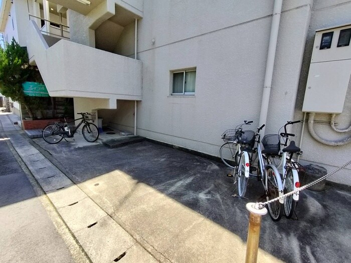 物件外観写真4　(駐輪場)
