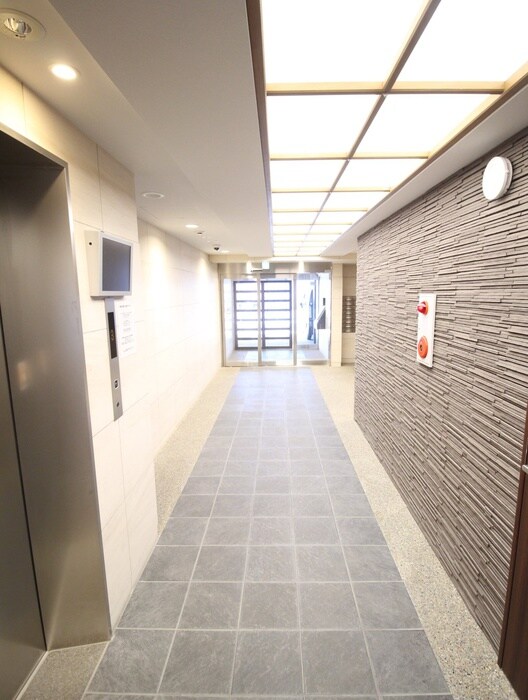 物件外観写真3　(エントランス部分)