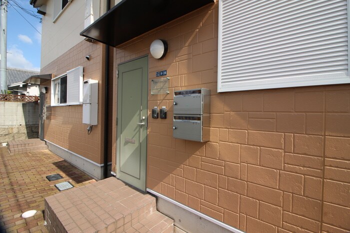 物件外観写真3　(エントランス部分)