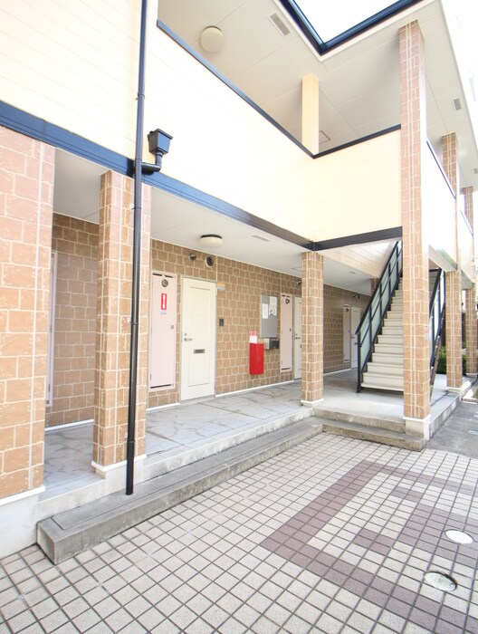 物件外観写真2　(エントランス部分)