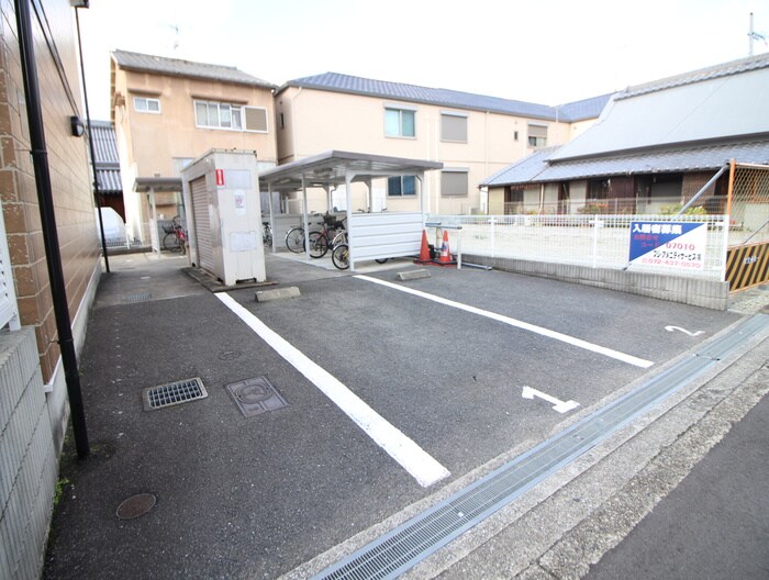 物件外観写真3　(駐車場)