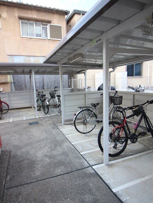 物件外観写真4　(駐輪場)