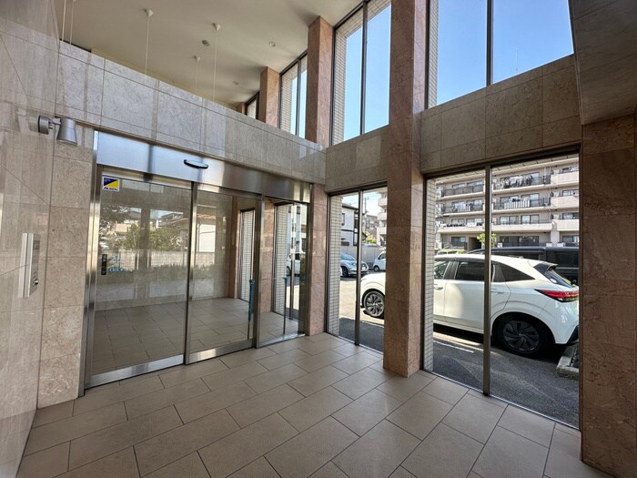 物件外観写真3　(エントランス部分)