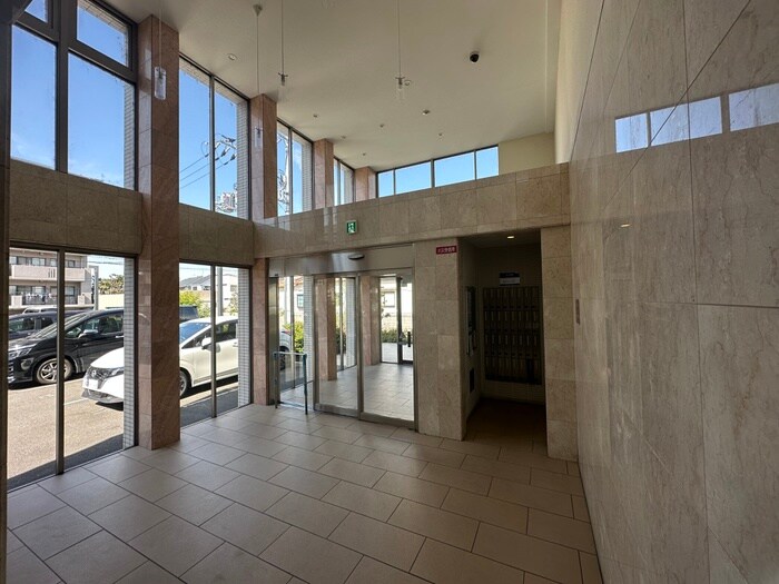 物件外観写真6　(エントランス部分)