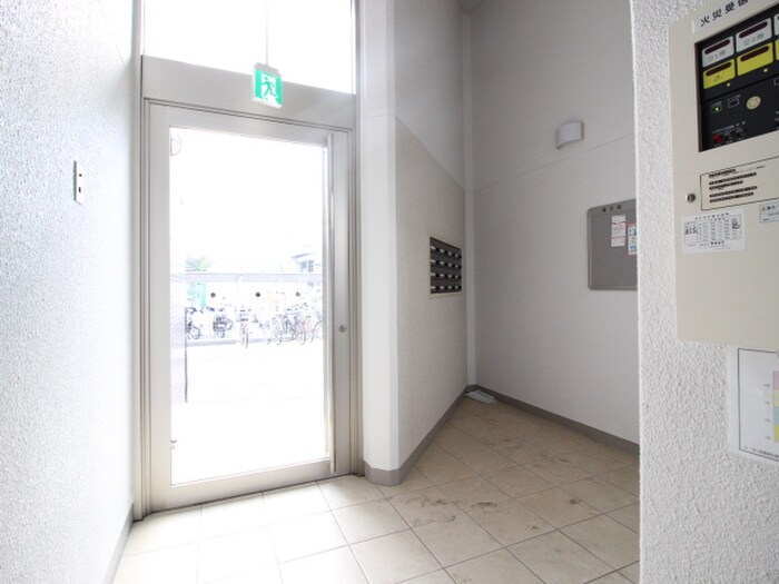 物件外観写真4　(エントランス部分)