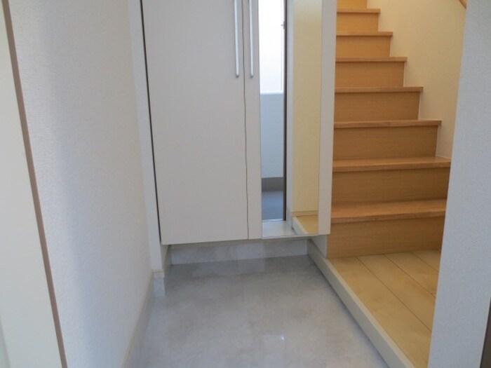 物件内観写真16　(玄関)