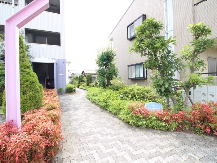 物件外観写真2　(エントランス部分)