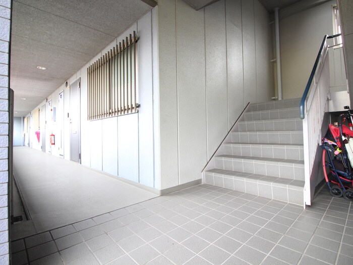 物件外観写真4　(エントランス部分)