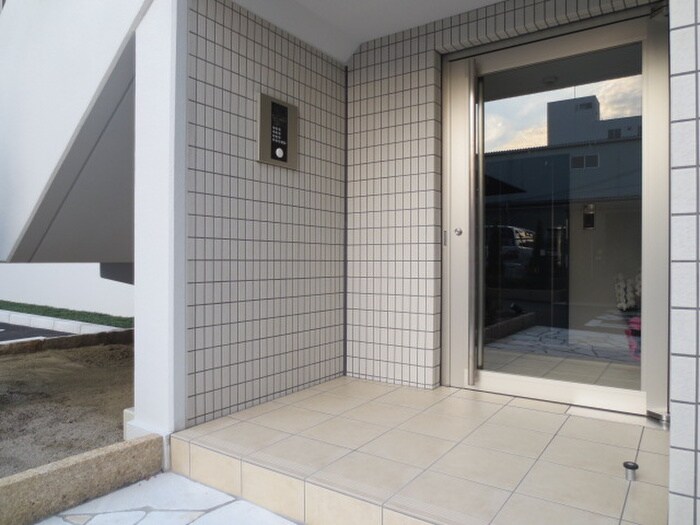 物件外観写真2　(エントランス部分)