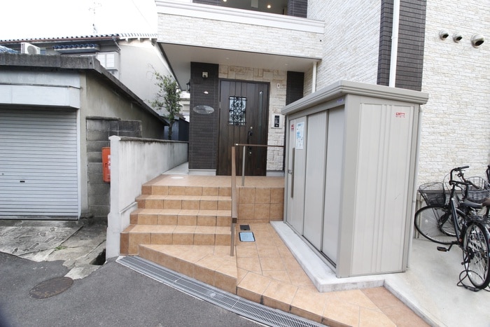 物件外観写真2　(エントランス部分)