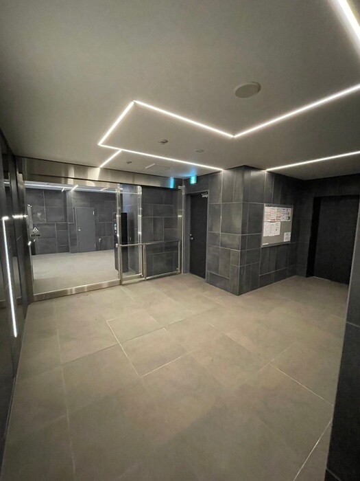 物件外観写真4　(エントランス部分)