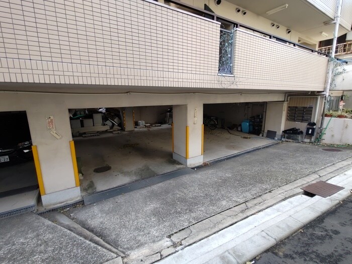 物件外観写真4　(駐車場)