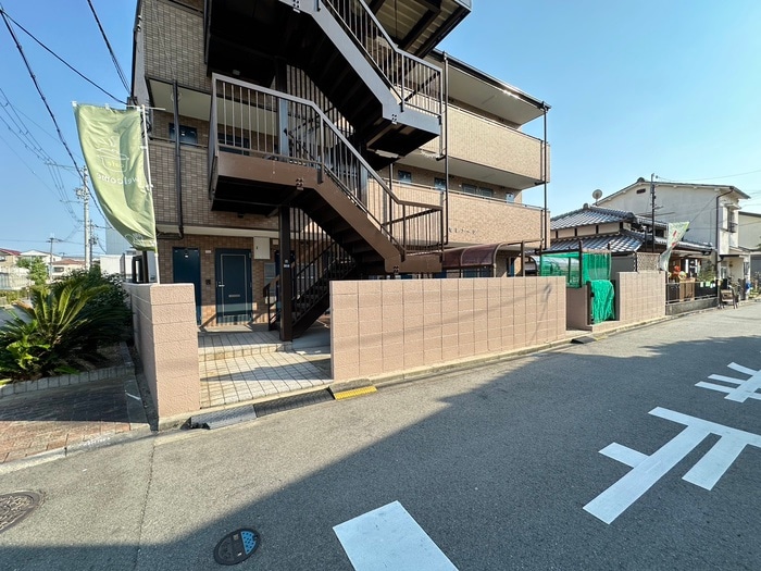 物件外観写真6　(エントランス部分)