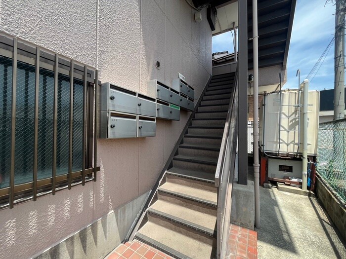 物件外観写真2　(エントランス部分)