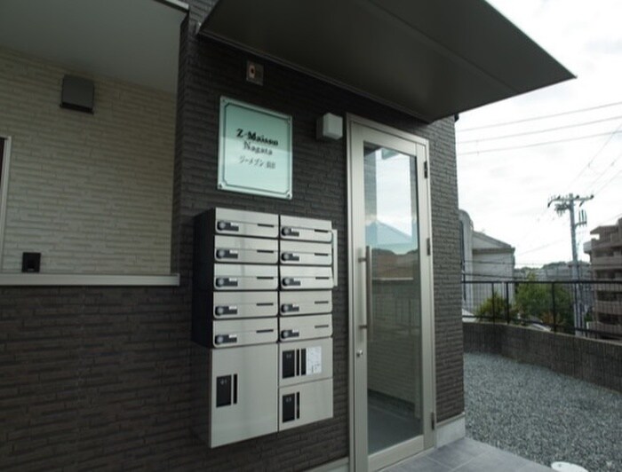 物件外観写真2　(エントランス部分)