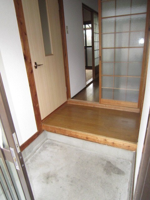 物件内観写真12　(玄関)