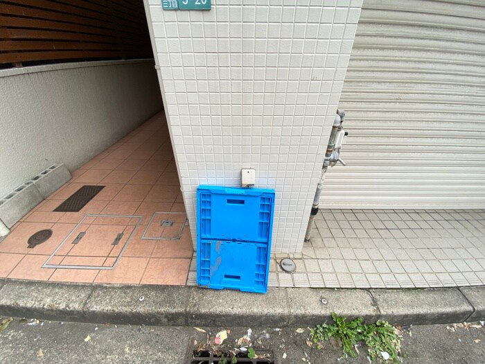 物件外観写真5　(バイク置き場)