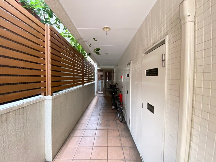 物件外観写真6　(エントランス部分)