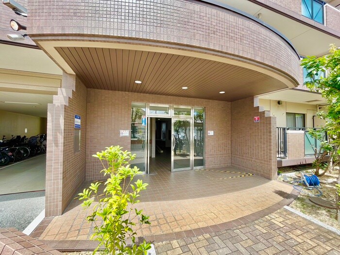 物件外観写真3　(エントランス部分)