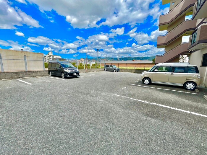 物件外観写真4　(駐車場)