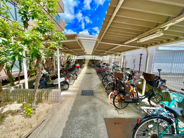 物件外観写真5　(駐輪場)