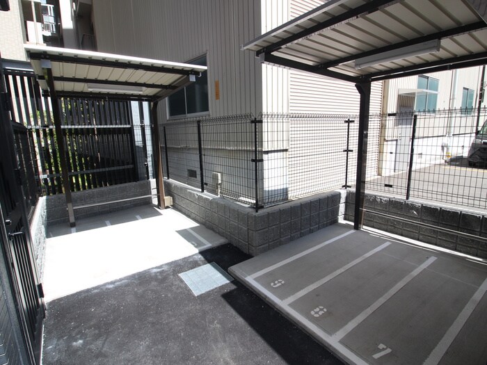 物件外観写真4　(バイク置き場)