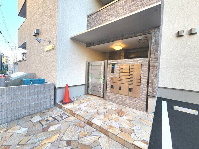 物件外観写真2　(エントランス部分)