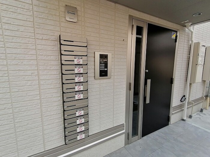 物件外観写真2　(エントランス部分)