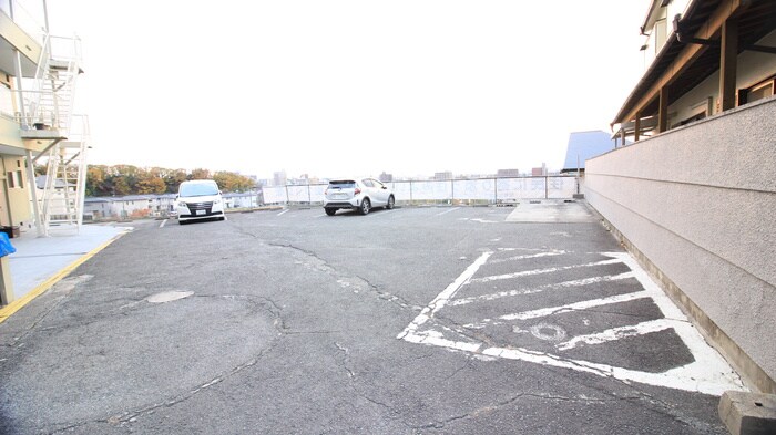 物件外観写真3　(駐車場)